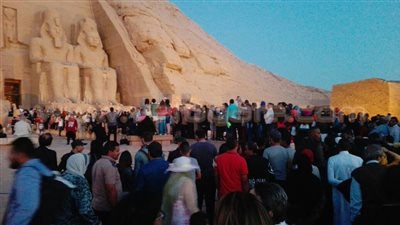 بالفيديو والصور.. اسقبال السائحين بالمزمار البلدي بمعبد أبو سمبل