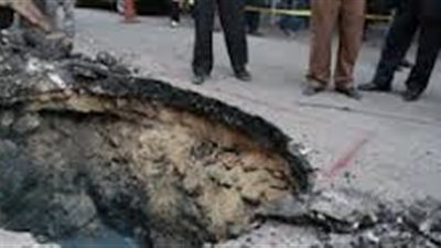 تلف ماسورة صرف صحي وراء الهبوط الأرضي بشارع «بهتيم»