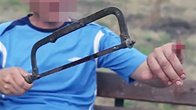 شاهد.. رجل يهدد بقطع أصبع كل يوم اثنين حتى يعترف شرطي بالاغتصاب