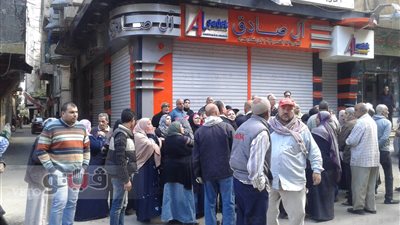 أهالي الإسكندرية  يحاصرون مديرية التموين بسبب أزمة الخبز