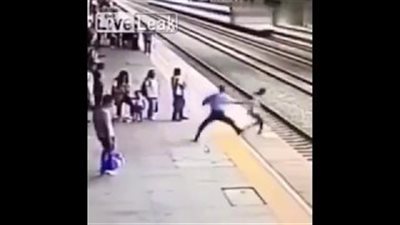 شاهد.. لحظة إنقاذ فتاة حاولت إلقاء نفسها أمام قطار