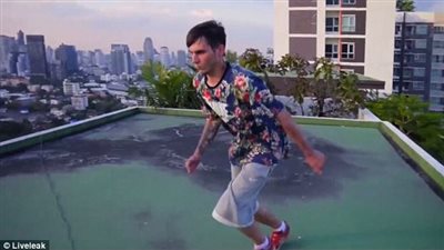 بالفيديو والصور.. شاب يقفز من أعلى ناطحة سحاب لأخرى