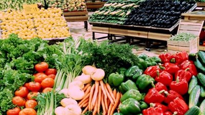استقرار أسعار الخضراوات.. والفلفل الألوان يسجل 14 جنيها