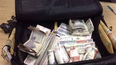 بالصور.. ضبط راكب حاول تهريب نقد مصري وكروت فيزا بمطار برج العرب