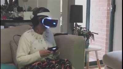 شاهد.. رد فعل عجوز ترتدي نظارة العالم الافتراضي لأول مرة