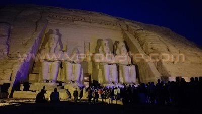 بالصور.. مراحل تعامد الشمس على تمثال رمسيس بأسوان