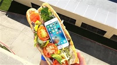 شاهد.. ماذا حدث عند سقوط هاتف آيفون من ارتفاع 30 مترا داخل سندوتش