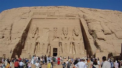 فرقة قنا للفنون الشعبية تشارك في احتفالية معبد أبوسمبل