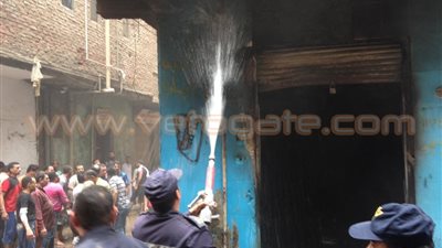 بالصور.. السيطرة على حريق بورشة كهرباء في شبرا الخيمة