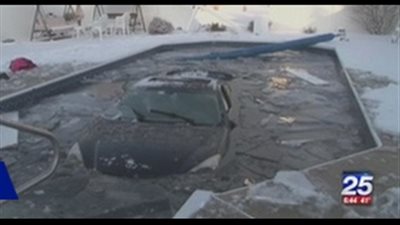 بالفيديو والصور.. سقوط سيارة في حمام سباحة متجمد