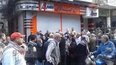 بالفيديو والصور.. «ثورة الخبز» في الإسكندرية.. الأهالي يقطعون الطرق احتجاجًا على وقف الصرف بالبطاقات الورقية.. هروب وكيل وزارة التموين.. وسيدة لـ«السيسي»: الرغيف بـ 75 قرشا