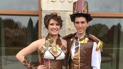 بالصور.. مراهقون ينفذون ملابس من الشريط اللاصق لحفل تخرجهم