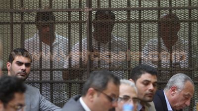 المتهم الثالث في «رشوة الزراعة» يوقع على أقواله أمام المحكمة