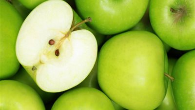 التفاح الأخضر يقوي العظام ويحمي من الإصابة بسرطان القولون