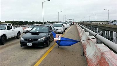 بالصور.. أطرف اللقطات للركاب والمسافرين حول العالم