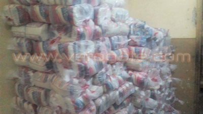 بالصور.. الشرطة تأمن توزيع السكر بمدينة رأس غارب