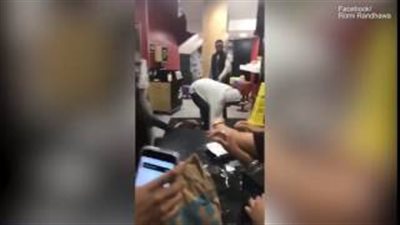 بالفيديو والصور.. رجل يطعن أحد عملاء ماكدونالدز ببريطانيا