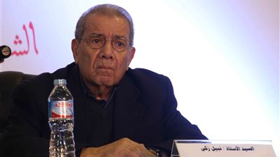 بالصور..نبيل زكي في ندوة « فخري لبيب» بمعرض الكتاب: الدولة تتجاهل العمالقة