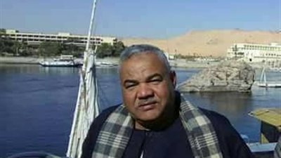 حكاية الحاج حمام «صاحب قبلة السيسي».. عضو مجلس محلي في عهد مبارك.. عاشق للظهور الإعلامي.. هاجم عادل لبيب في مكتبه.. وأهدى الرئيس درعا على نفقته الخاصة