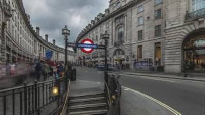 بالفيديو.. مصاعد جانبية لحل أزمة ازدحام المترو بلندن