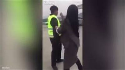 بالفيديو والصور.. رد فعل مفاجئ لشرطي مرور صفعته امرأة على وجهه