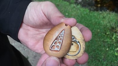 بالصور.. فتاة تعثر على مفاجأة غير متوقعة بقلادة ارتدتها 18 شهرا