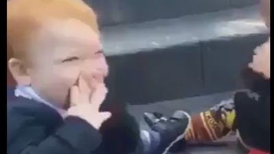 بالفيديو.. رد فعل طفلة قبلها صديقها