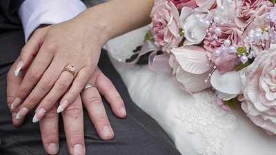 بالصور.. منفذ مقالب يثير غضب زوجته