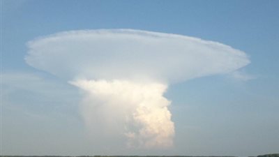 «البيئة»: السحابة البيضاء أكثر خطورة من «السوداء»