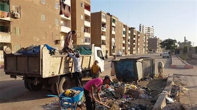 حملة لرفع المخلفات والقمامة بأحياء وقري ملوي في المنيا