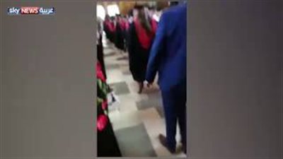 بالفيديو.. رد فعل فتاة وجدت والدها يصور زميلتها في حفل تخرجها