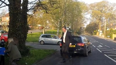 بالفيديو والصور.. طفل يرتطم بسيارة بصحبة والدته