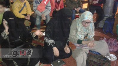بالصور.. الأمهات يشاركن أبناءهن الرسم بالرواق الأزهري
