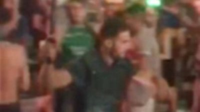 بالفيديو.. الشرطة الإسبانية تعتدي على سياح بريطانيين بسبب الغناء