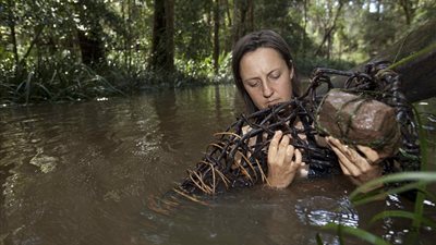 بالصور.. سيدة أسترالية تعيش في الأدغال وتأكل الحيوانات