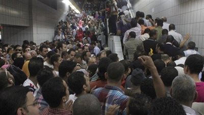 موجة الحر تصيب المترو بالشلل.. انقطاع التيار الكهربائى يتسبب في تعطل قطارات الخط الثانى.. المواطنون يستخدمون 