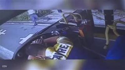 بالفيديو والصور.. شاهد ما فعله ركاب حافلة متحركة توفي سائقها