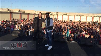 بالصور.. تكريم حماقي في أولى حفلاته بالمنيا