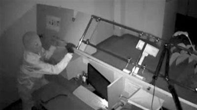 بالفيديو.. لص غبي يسرق خزينة بها مبلغ بسيط ويتعثر أثناء الهرب