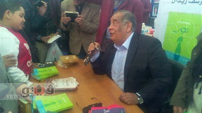 بالصور... تدافع جمهور معرض الكتاب للحصول على توقيع يوسف زيدان