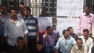 تجمهر العاملين ببنك الدم في المنوفية للمطالبة بتطبيق الحد الأدنى