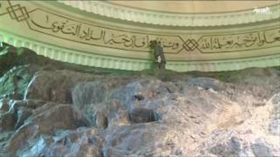 بالفيديو.. شاهد كيف تتم عملية تنظيف باب الكعبة