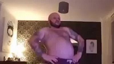 بالفيديو والصور.. رجل يلجأ للرقص من أجل إنقاص وزنه