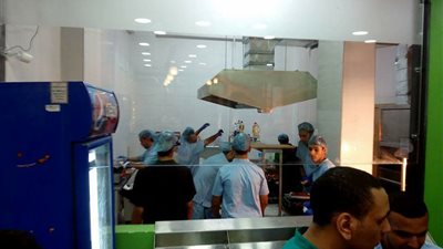 أطباء دمنهور يفتتحون مطعم «كبدة».. وإعداد الطعام داخل غرفة عمليات