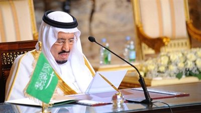 خادم الحرمين يهدي شيخ الأزهر كسوة الكعبة المشرفة