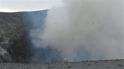 بالفيديو.. لحظة انفجار بركان على بعد أمتار من رجل