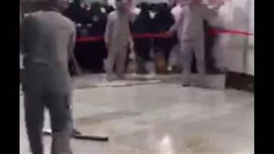 بالفيديو.. شاهد كيف تتم عمليات تنظيف أرضيات الحرم المكي بعد الإفطار