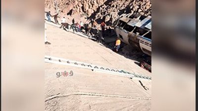 تفاصيل انقلاب أتوبيس سياحي بنويبع.. مصرع 8 وإصابة 45 في رحلة إجازة منتصف العام.. المعاينة المبدئية تؤكد قيادة السائق بسرعة جنونية.. وفريق طبي متكامل يساعد في إنقاذ الضحايا