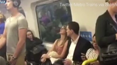 بالفيديو.. شاب يتقدم لخطبة فتاة أمام ركاب قطار التقيا فيه منذ 10 سنوات