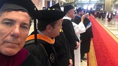 علي جابر ينشر صورته من حفل تخرج طلاب الجامعة الأمريكية في بيروت